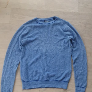 Blå stickad tröja - En fin Gant tröja som sitter tajt på kroppen