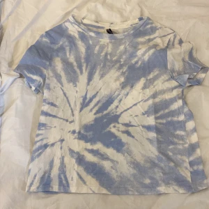 tshirt - Kroppar t-shirt med moln tryck. Köparen står för frakten.