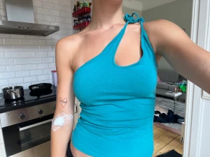 Linne Weekday  - Coolt linne från Weekday med knytdetalj på axeln.