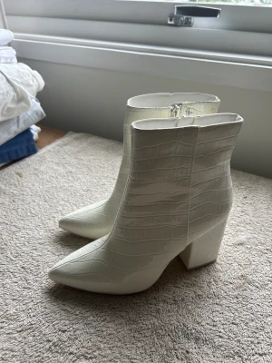 Vita klackar från NLY shoes - Säljer mina vita klackar från NLY shoes. Storlek 36. Använda max två gånger. 