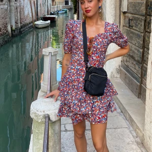 Blommig klänning med skärp i midjan - Endast använd 2 gånger.