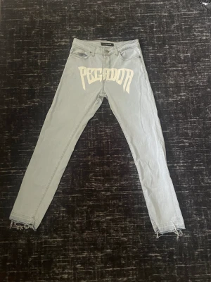 Jeans med tryck  - Säljer mina jeans för jag inte använder dom. Har du frågor om de eller priset är det bara att skriva 