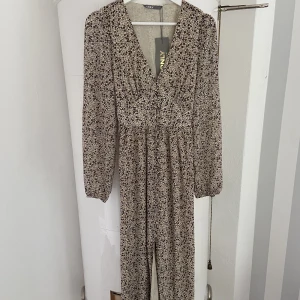 Klänning - Adoore inspirerad klänning från ONLY, helt oanvänd med prislapp kvar☺️nypris för 700kr🩷slutsåld på hemsidan.🥰Pris kan diskuteras