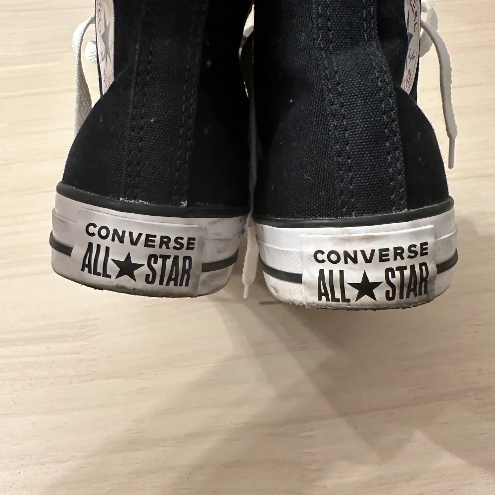 Svarta All Star Converse, använda fåtal gånger så är som nya. . Skor.