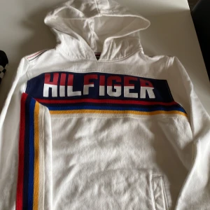 Säljer min Tommy hilfiger Hoodie - Säljer min Tommy hilfiger Hoodie använder den inte pga den e för liten. den e i bra skick!! Bara använts några gånger !