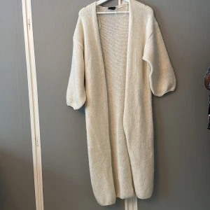 Lång mysig kofta  - Lång mysig kofta perfekt för sena sommarkvällar. Jätte fint skick, knappt aldrig använd. (Frakt tillkommer) (gräddvit) 