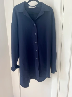 Skjorta Varin Wester - Superskön lite längre skjorta från Carin Wester   🍓 Storlek: 44 🍓 Material: 72% polyester, 22% viskos, 5% elastan 🍓 Skick: Sparsamt använd, inget att anmärka 