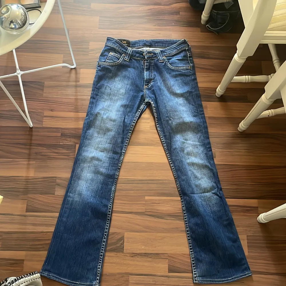 Säljer nu mina snygga lågmidjade bootcut jeans med märket lee då dem tyvärr är för små för mig.  . Jeans & Byxor.