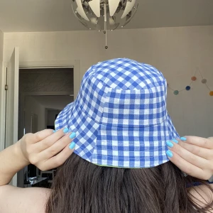 Bucket hat - Handgjord bucket hat av återvunnet/upcyclat tyg. Den är reversibel! Ljus grön eller blå och vit. 