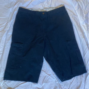 Dickies klippta - Dickies ”industrial workpants” klippta till knä shorts. Originellt 34x32.  Enbart använda 5-6 gånger efter klippning.