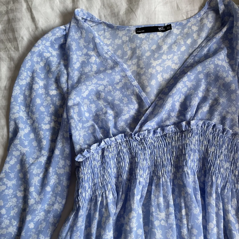 en blommig klänning från lager 157 i strl xs, köpte nyligen och har inte använts. perfekt till sommaren! . Mekot.