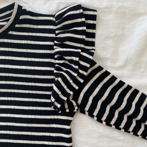 Långärmad med volanger  - Säljer denna fina långärmade tröjan med volanger från zara. Knappt använd och bra skick. Säljer då den inte kommer till användning. 