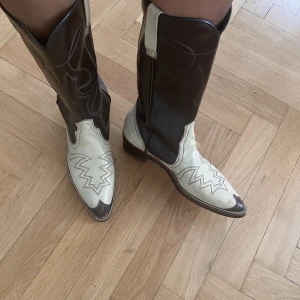 Cowboy boots - Coolast cowboybotsen!! Brown and beige, köpt i en vintage butik i Amsterdam🫶