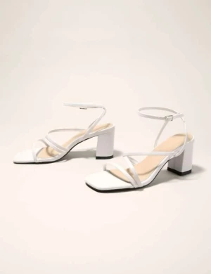 sandaler med klack - jag råkade då köpa strl 39 när jag har 36, så de är oanvända och väntade för länge så har ingen ångerrätt längre🥲. koststade 499kr nya 