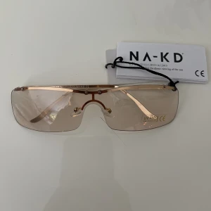 Solglasögon  - Säljer då de ej används. Köpta på nakd förra året, prislapp kvar. Köparen står för frakt 💕