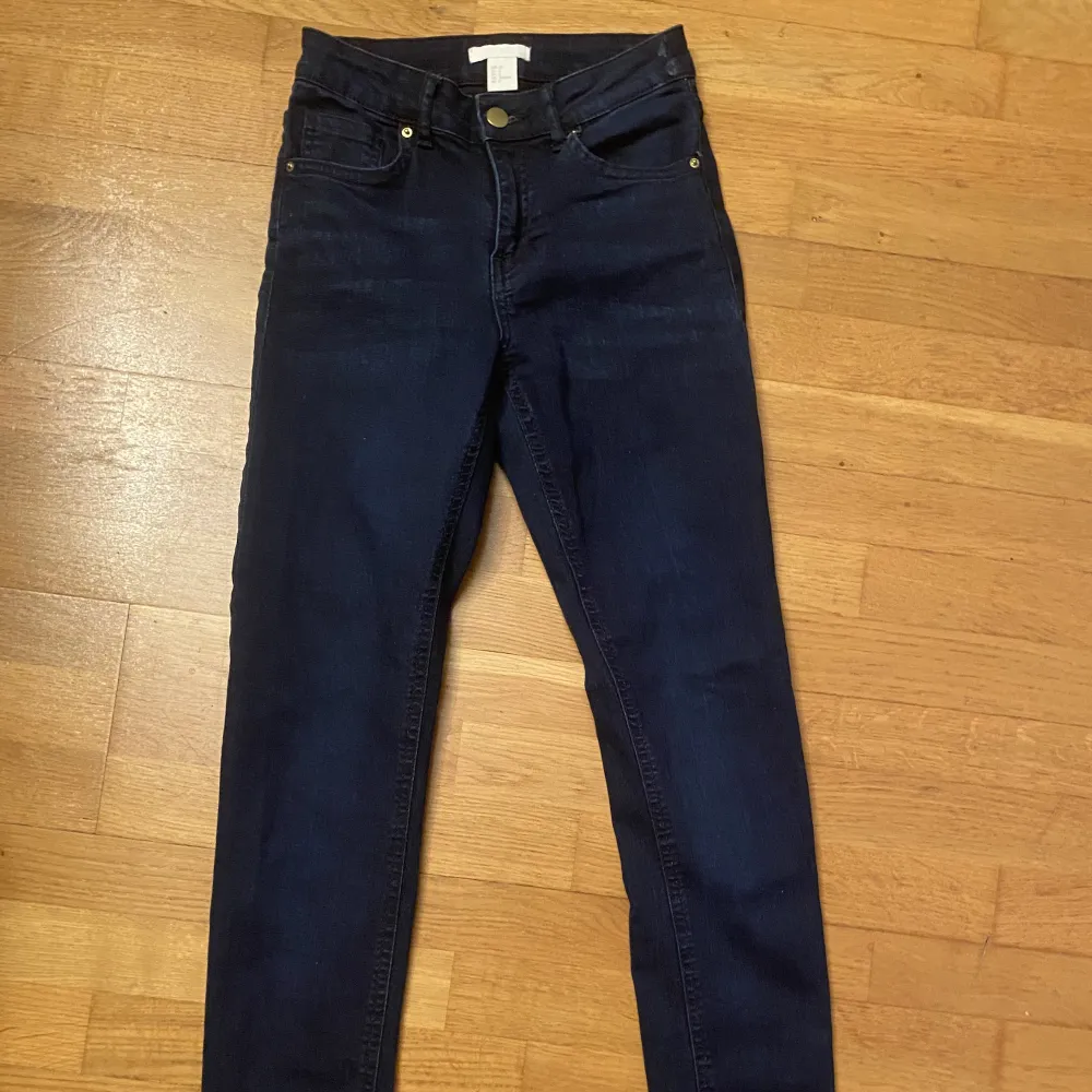 Säljer nya snygga mörkblå H&M jeans i storlek 32 🌸. Jeans & Byxor.