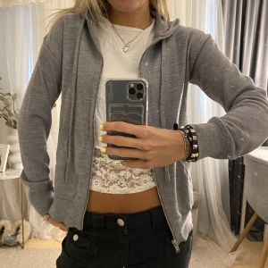 zadig zip tröja - säljer denna super coola zadig & Voltaire zip tröjan💘💘 så skön och unik med dödskallen på ryggen, passar till allt! Använd fåtal gånger så som ny