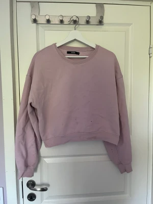 Sweatshirt  - Fin gammelrosa sweatshirt som passar till allt💘 Storlek S💘pris: 50kr