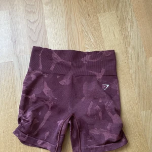Gymshark shorts - Gymshark Camo shorts. Oanvända och toppen skick därav! Strl S. Säljer dem då de inte var min stil :) 