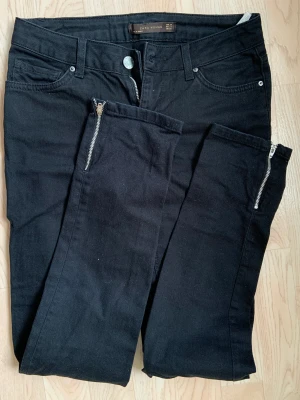 Jeans Zara - Jeans Zara, storlek 38 Passar 36-38 Tätt materian, lite stresh