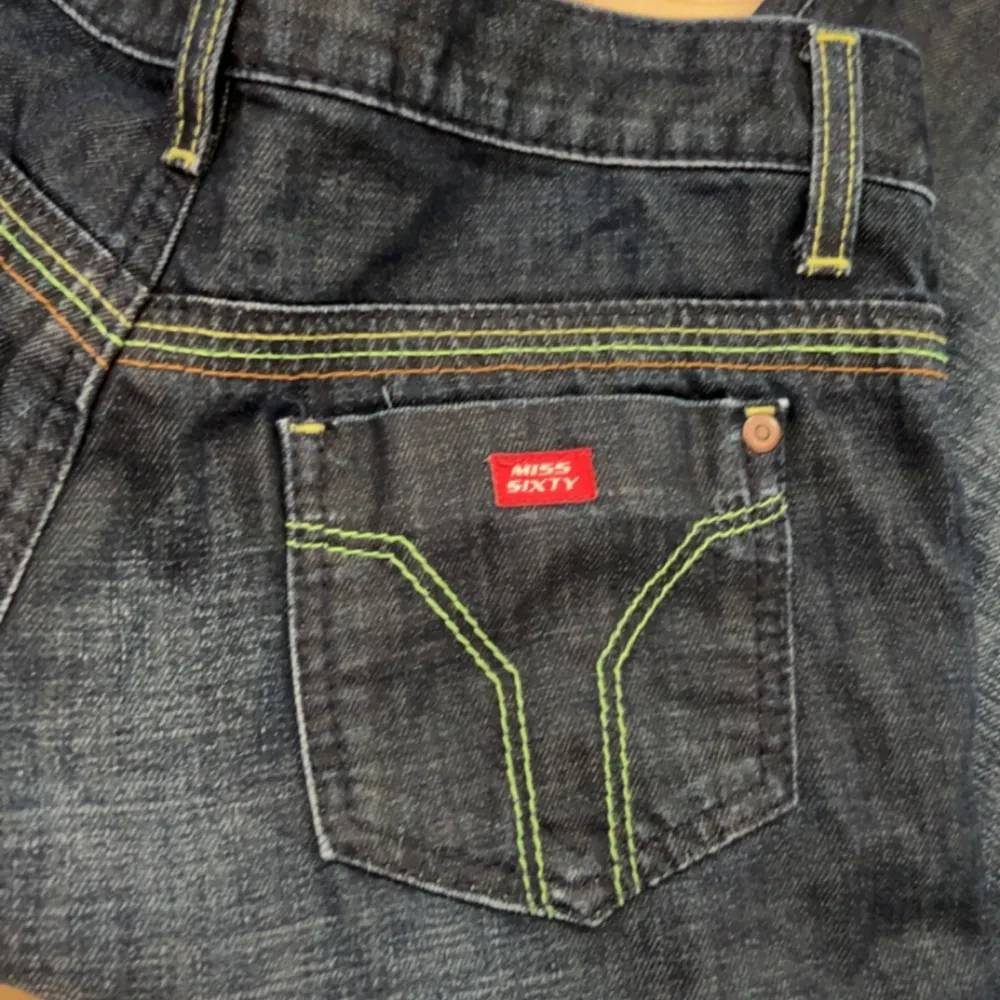 Lågmidjade jeans från miss sixty som jag har köpt från sellpy. De har snygga gröna sömmar och har inga defekter. Andra bilden är färgen på jeansen💖 Använd gärna köp nu funktionen!. Jeans & Byxor.