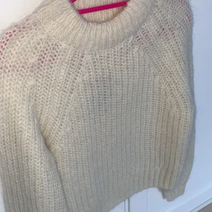Stickad tröja - Sååå fin o söt stickad tröja i alpaca och ull! Aldrig använd med lappen kvar. För liten för mig därav säljer jag! Perfekt tröja till sommaren! Den är vit syns bara dåligt i bildena! Storlek S från H&M.