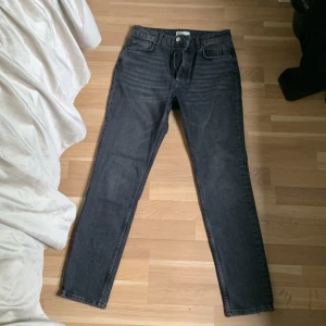  mörkgrå Dagny mom jeans  - Gina tricot  -  detta par jeans passar en väldigt bra med en kroppshuggande passform. Jag skulle rekommendera dessa par jeans för människor som är lite kortare eller petit. Köpte lins från Gina Tricot för 400 kr och säljer för 300kr