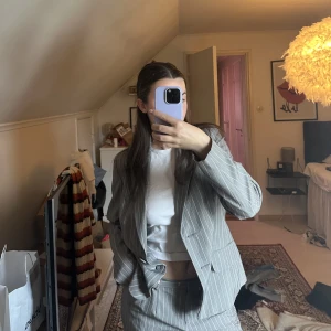 Kostymset - Ett stilrent kostymset som är grått med vita ränder, byxorna är lite för långa för mig därför säljer jag setet 🤩💗