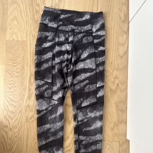 träningstights - Träningstights med stora och rymliga fickor på sidorna