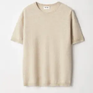 Säljer nu min älskade stickade t shirt från SoftGoat!! Sååå fin beige färg!🌸🤍superbra skick✨100% Kashmir nypriset är 1700kr😍storlek s men passar både xs-m