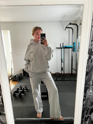 Nicki sett - XS i byxor, M i hoodie.  Jättefint men kommer ej t användning🌸