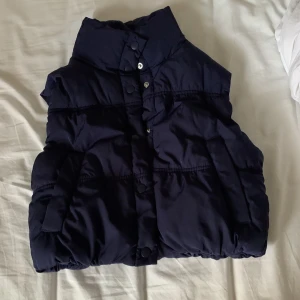 Väst - Säljer denna jättesöta bäst från hm. Aldig använd och i mycket fint skick. Stl xxs men passar även xs. Meddela gärna om du har några frågor!💓