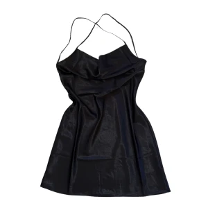 SATINKLÄNNING - Svart satinklänning i minimodell. Slutsåld i denna stl! Endast testad. Stl 36 🖤