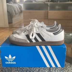 Adidas samba - Storlek 42 2/3 skorna är använda runt 3-4 gånger köpte dem för 1299 i en adidas affär men säljer dem då dem var för stora 