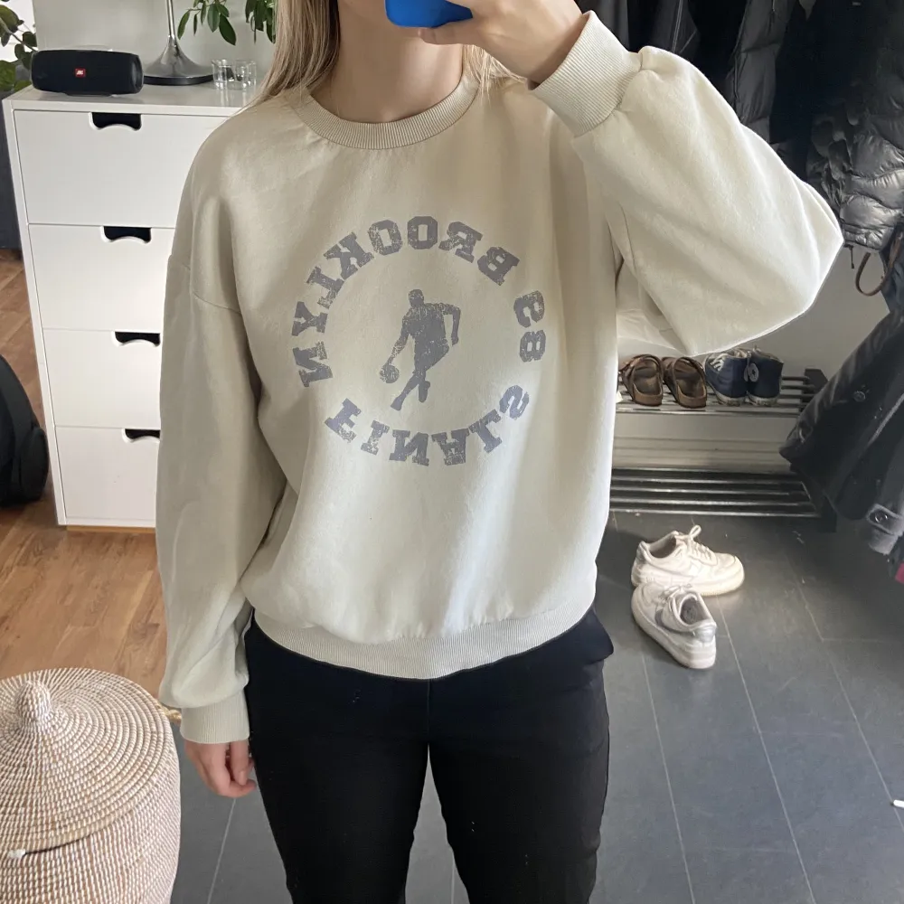 En jätteskön sweatshirt från GinaTricot som inte längre är min stil. Bra skick och perfekt till skolan i höst💞. Hoodies.