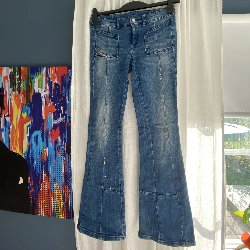 Ass coola lågmidjade disel jeans med och silver detaljer. Midjemåttet är 37cm rakt över💕. Jeans & Byxor.
