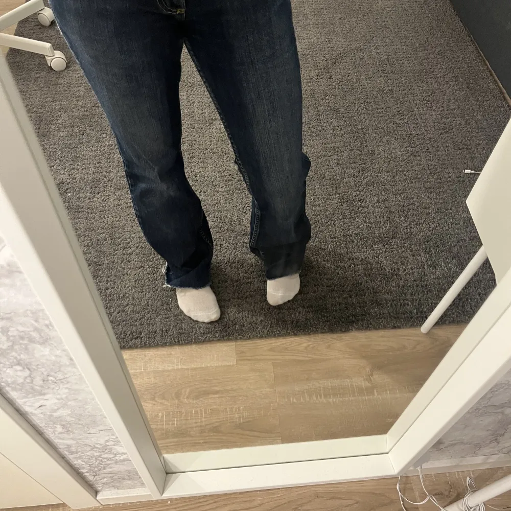 Super fina Lågmidjade Lee jeans 💕köpte dom här på Plick och då va dom sönder nere vid fötterna så klippte bort de men inget som syns☺️storlek xs passa perfekt på mig som är 1’55 men hade passar på någon runt 160. Jeans & Byxor.