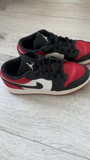 Jordan AIR 1 low - Säljer mina Jordan 1, nästan helt oanvända och utan skador förutom lite slitning som syns på andra bilden❣️ Pris kan diskuteras  Nypris 1245kr