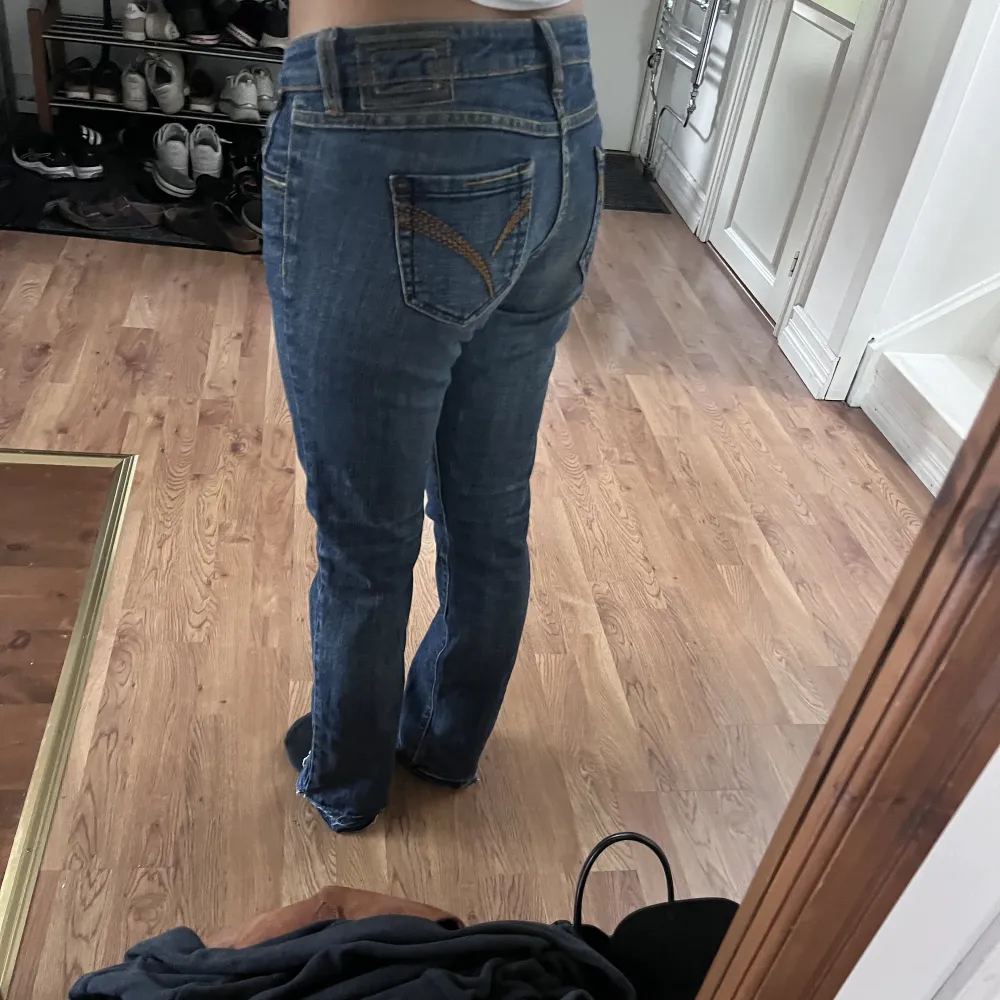 Jätte fina lågmidjade jeans från Tally Weijl som tyvärr är för stora på mig, passar någon runt 160cm. Midjemått 80cm. Jeans & Byxor.