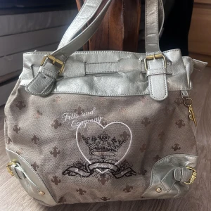 friis company väska  - Super snygg friis company väska🎀 säljer billigt då den e lite sliten(sista bilden) finns även bild på hur den ser ut inuti🫶kontakta för B•H. Använd helst köp nu🙏