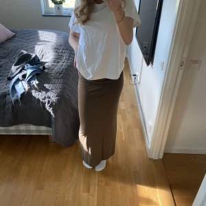 Långkjol - Säljer denna fina långa kjol från ginatricot, aldrig använd!  Nypris 400kr 😋