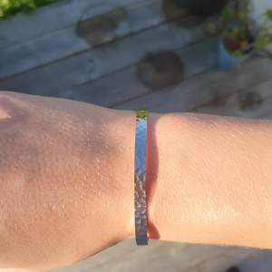 Tja säljer detta riktigt fina armband. Det är helt nytt och arldrig använt. Ny pris ca 700 kr. Armbandet är vattentätt!  Bara fråga om du undrar något😉