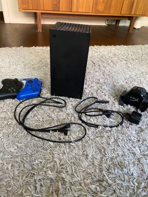 XBOX SERIES X - säljer mitt Xbox,  två kontroller ingår  + HDMI sladd och en till kabel  + laddare som kan laddar två konsoler åt gången (se bild)  Använt enstaka gånger.  Säljer pga att det inte finns tid att spela. Priset kan diskuteras. Använt cirka 10-15 gånger 