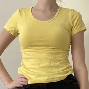 T-shirt från Cubus - T-shirt från Cubus i storlek S. Använd fåtal gånger därav nyskick. Säljer pga den inte kommer till användning. 