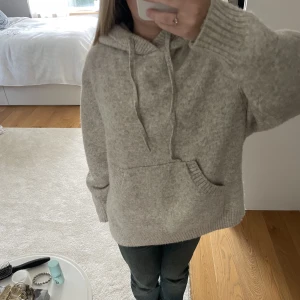 Stickad hoodie - Säljer denna jättefina stickade hoodien från hm, köpt för ca ett år sedan, använd men inga defekter. Nypris 400kr, super bekväm och oversized. Skriv vid frågor, tryck på köp nu!❤️