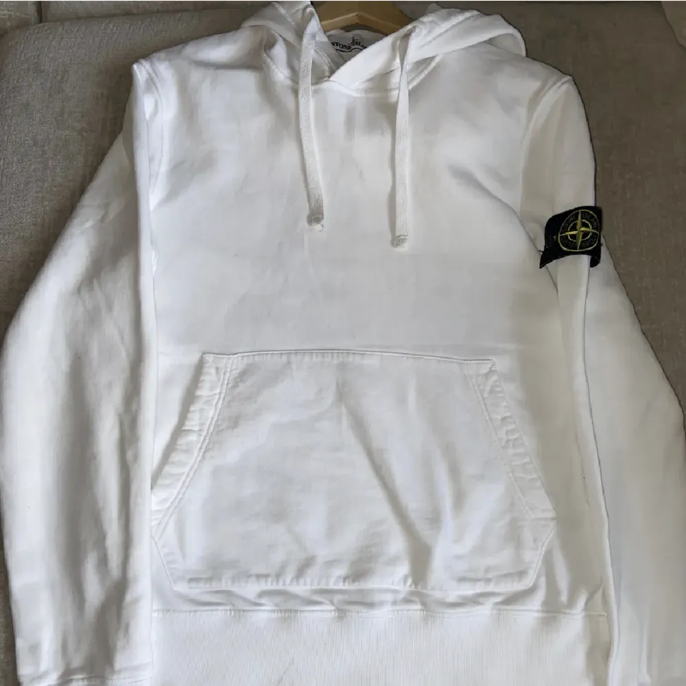 Säljer min vita Stone island tröja  Köpt på Jupiter för 3300  Kvitto finns kvar . Hoodies.