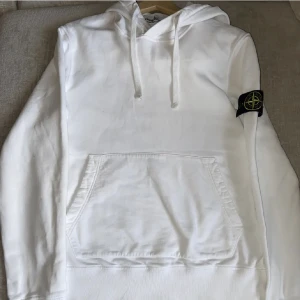 Stone island hoodie  - Säljer min vita Stone island tröja  Köpt på Jupiter för 3300  Kvitto finns kvar 