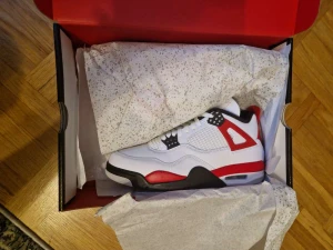 Jordan 4 Red Cement EU 43 - Jordan 4 Ref Cement storlek 43  Skorna är 100% autentiska och köpta på snkrs app  Vid frågor eller för mer bilder skicka ett meddelande 