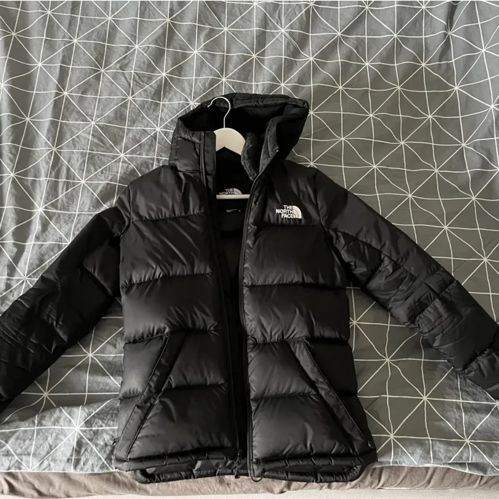 Säljer min vinter jacka ifrån The North Face, Storlek XS men passar som S (tjajt). Nypris 2999, mitt pris 1500+frakt (Lånad bild) . Jackor.
