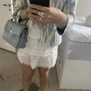 Kjol zara - Säljer denna kjol vet inte riktigt vilken storlek den är men passar mig som har xs-s